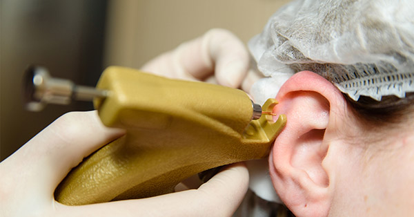 耳洞發炎是多數耳洞女孩的害怕之處，只要搞懂原因，就能夠好好保護耳洞。