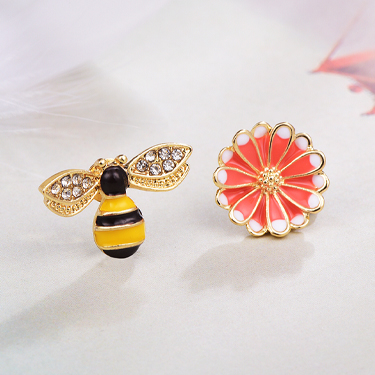 甜美小蜜蜂雛菊不對稱 無耳洞黏貼式耳環
