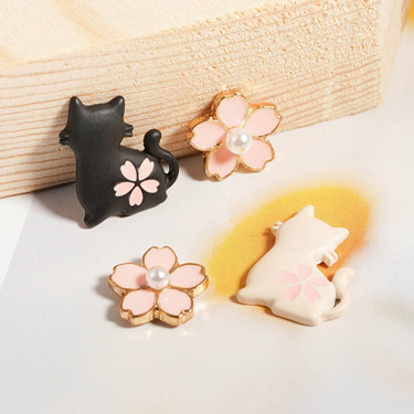 嫩粉櫻花小貓不對稱-無耳洞黏貼式耳環