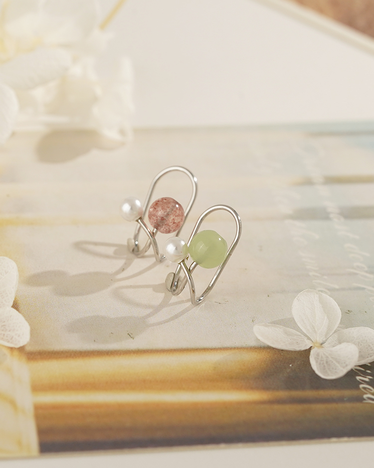 甜美和田玉草莓晶耳骨夾(單支) 場景展示