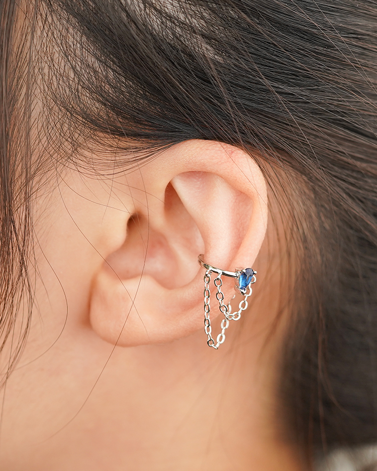 雙層鏈條藍色水滴耳骨夾(單支) 模特兒展示