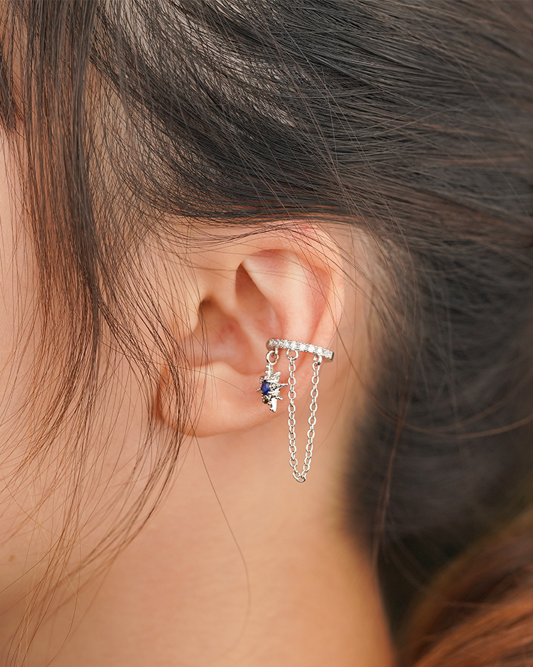 藍色星星鏈條耳骨夾(單支) 模特兒展示