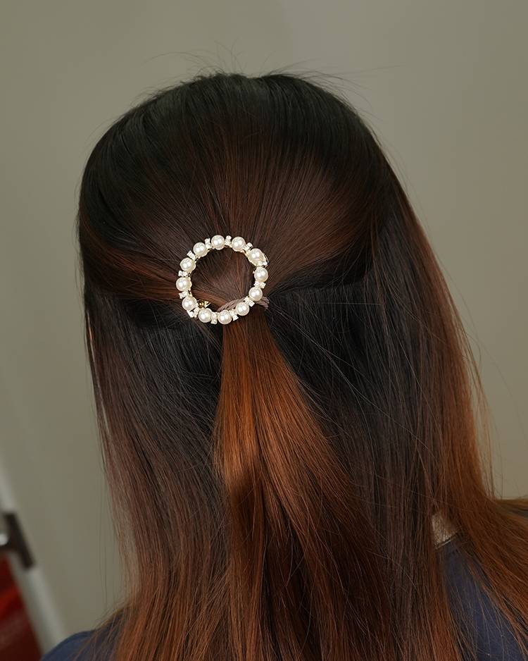 高雅珍珠圓型髮夾 模特兒展示