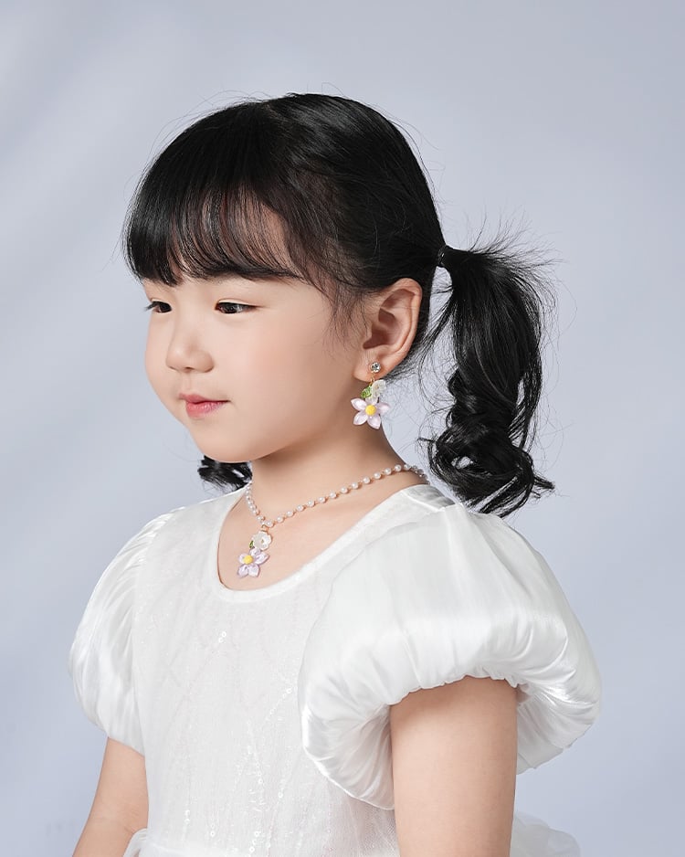 櫻花少女 無耳洞兒童黏貼式耳環 項鍊兩件組 模特兒展示
