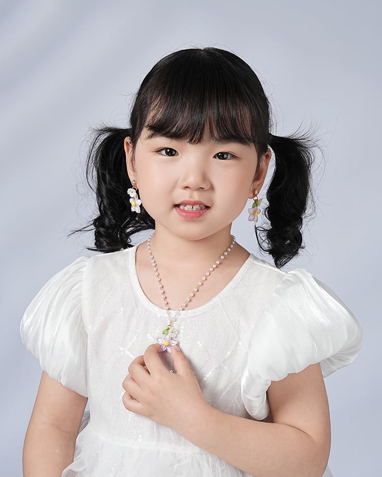 櫻花少女 無耳洞兒童黏貼式耳環 項鍊兩件組 模特兒展示