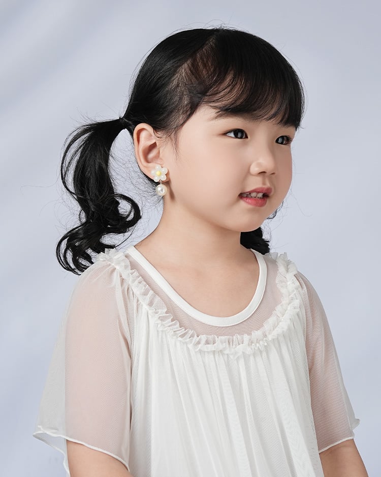 櫻花少女 無耳洞兒童黏貼式耳環 項鍊兩件組 場景展示