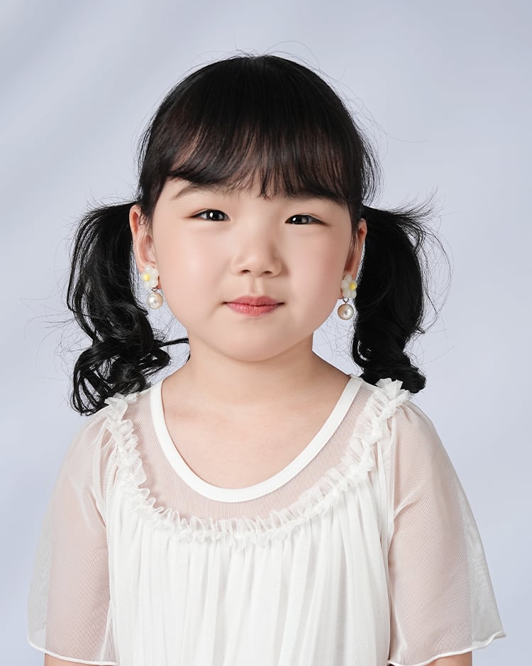 櫻花少女 無耳洞兒童黏貼式耳環 項鍊兩件組 模特兒展示