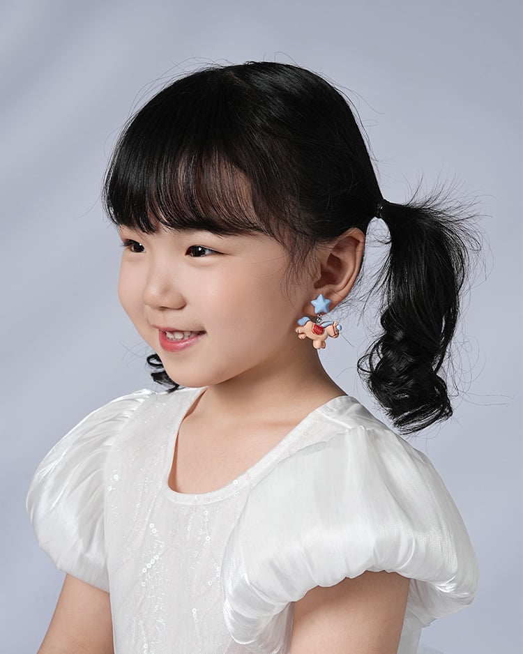 童趣星芒小木馬 無耳洞兒童黏貼式耳環 模特兒展示