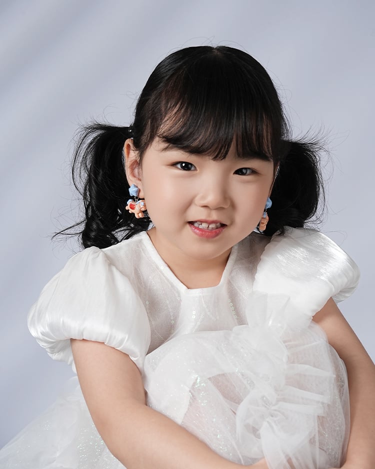 童趣星芒小木馬 無耳洞兒童黏貼式耳環 模特兒展示