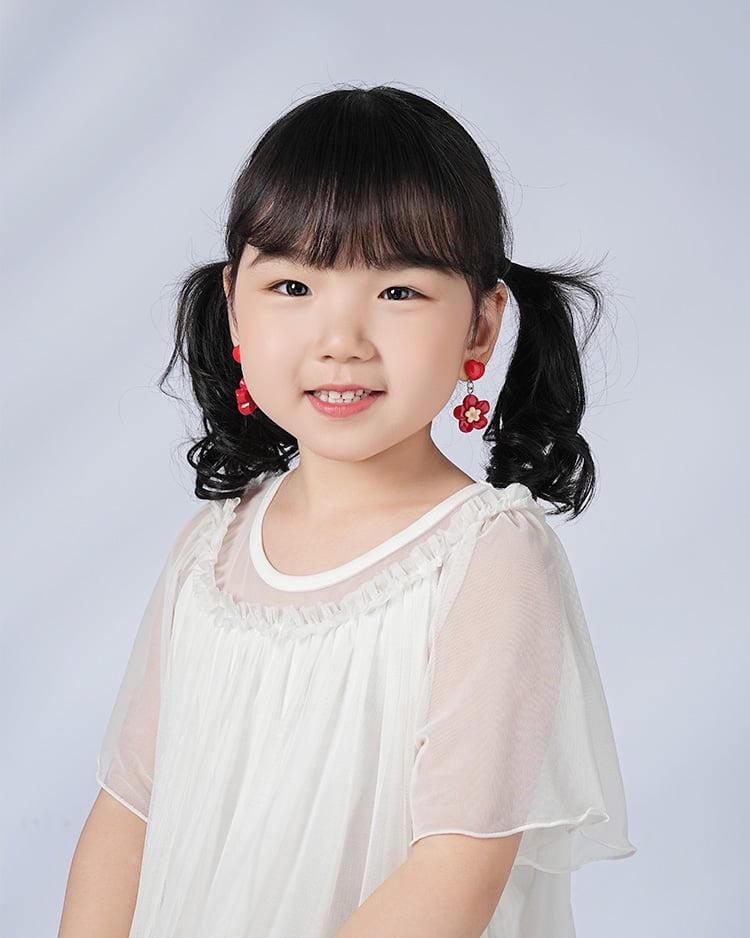 鮮豔紅色愛心小花 無耳洞兒童黏貼式耳環 模特兒展示