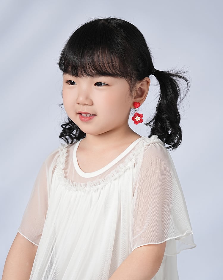 鮮豔紅色愛心小花 無耳洞兒童黏貼式耳環 模特兒展示