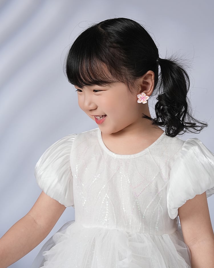 浪漫櫻花盛開 無耳洞兒童黏貼式耳環 模特兒展示