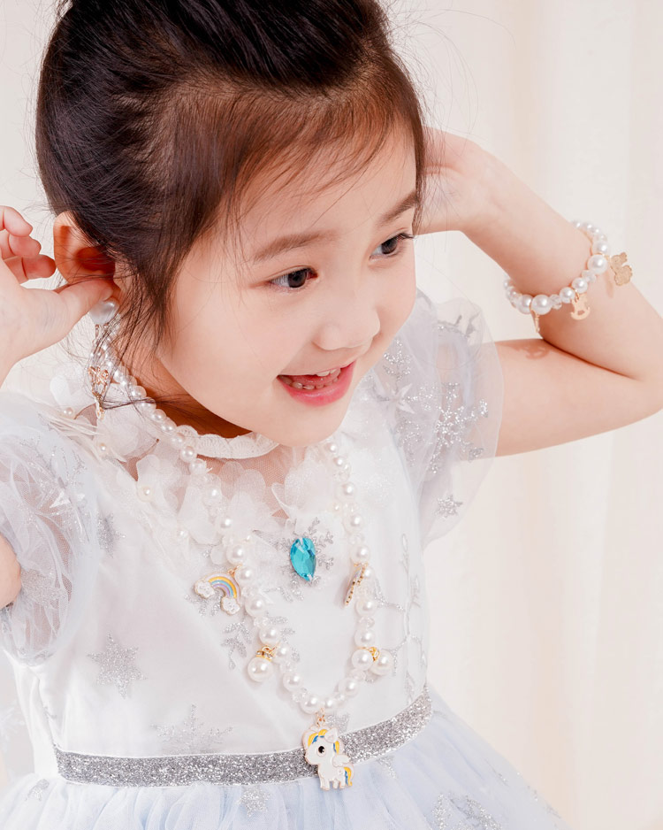 童話夢想珍珠兒童項鍊飾品套組(4件組) 模特兒展示