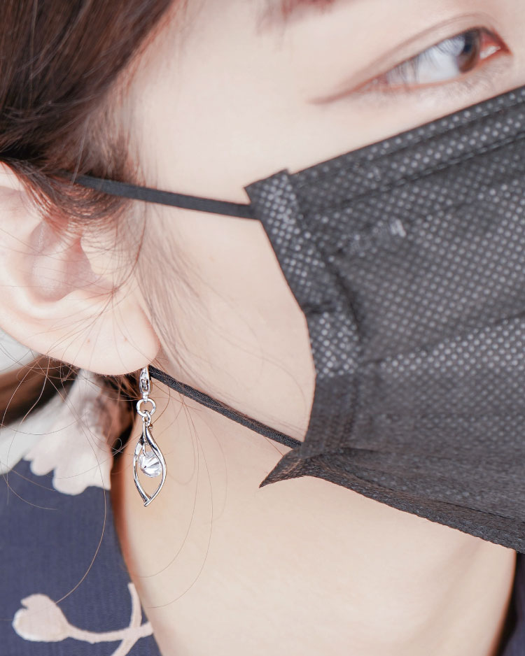 韓系簡約扭轉金屬鑲鑽口罩吊飾 模特兒展示