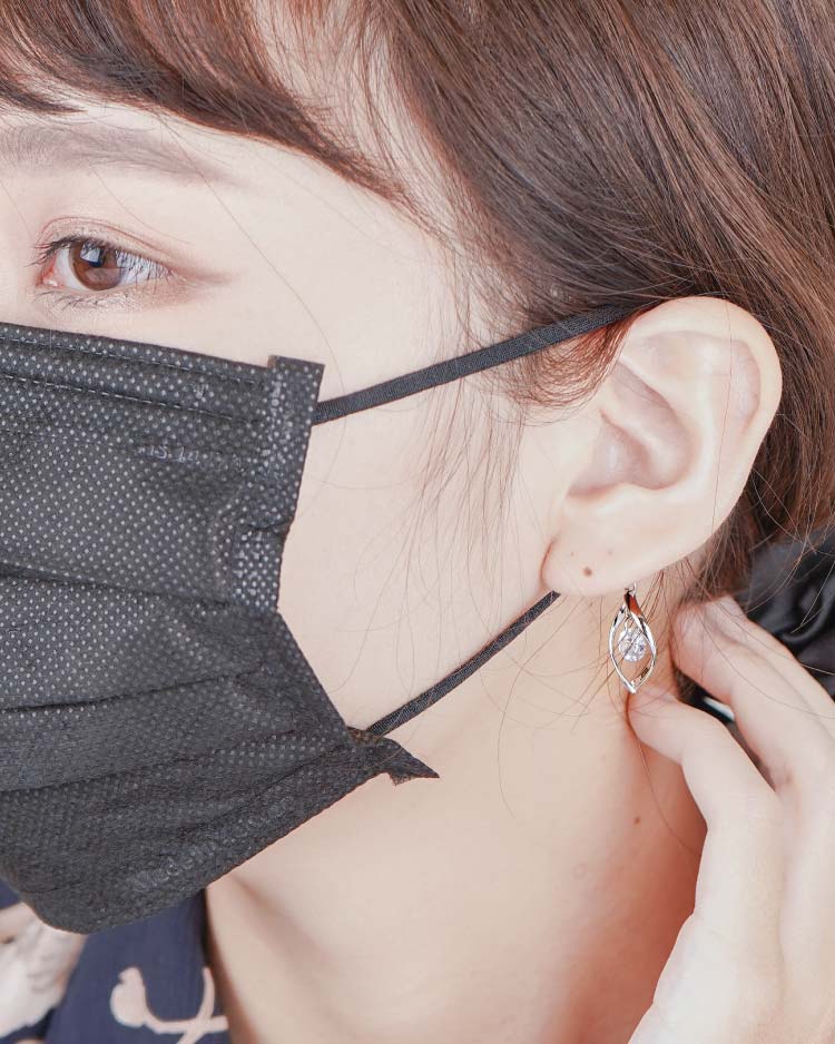 韓系簡約扭轉金屬鑲鑽口罩吊飾 模特兒展示