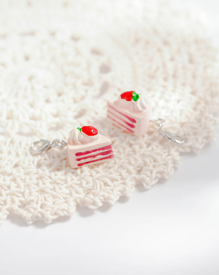 粉嫩草莓奶油蛋糕口罩吊飾 場景展示