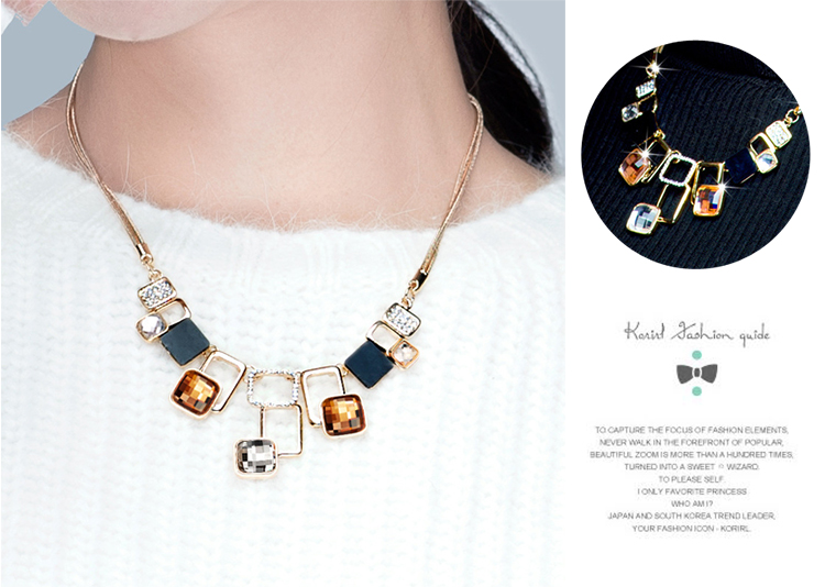 模特兒配戴展示: 韓版時尚幾何方形合金水晶項鍊