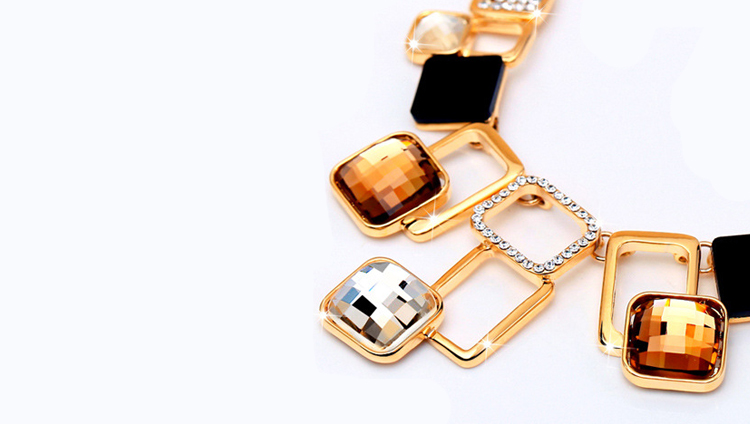 場景展示: 韓版時尚幾何方形合金水晶項鍊