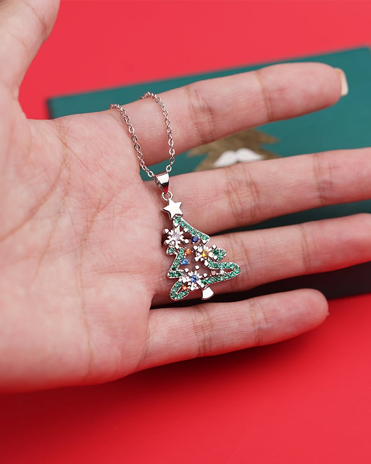 聖誕星亮聖誕樹磁扣項鍊 模特兒展示