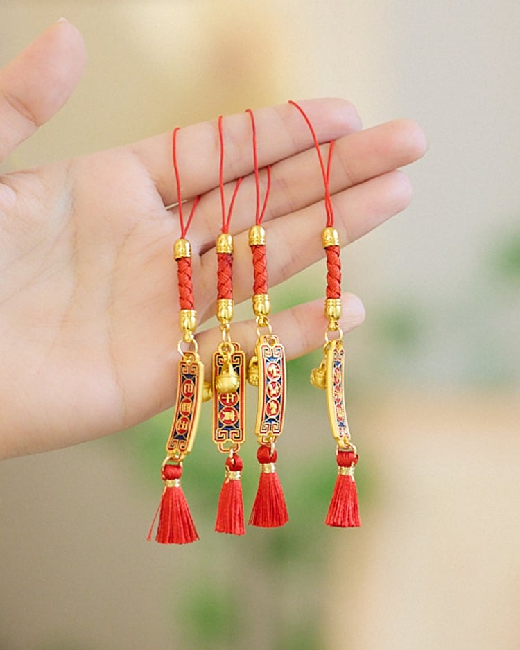 三合生肖掛件手部展示