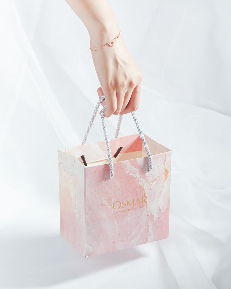 【加購：不單獨出貨】OSMAR獨家禮物盒組(鐵盒+提袋) 模特兒展示