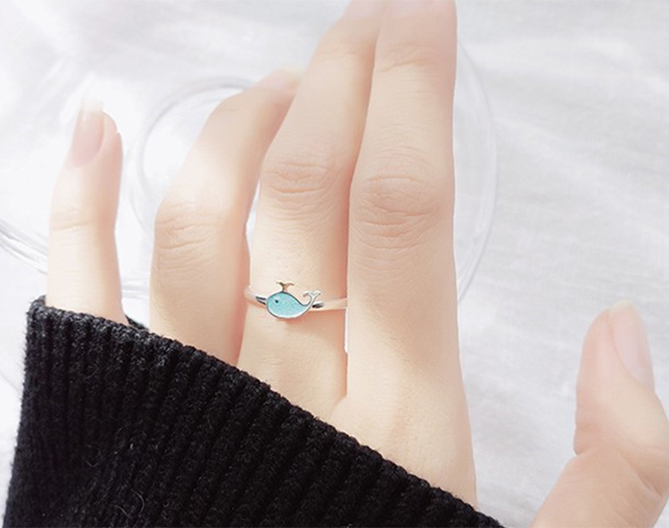 模特兒配戴展示: 可愛萌趣小藍鯨開口戒指