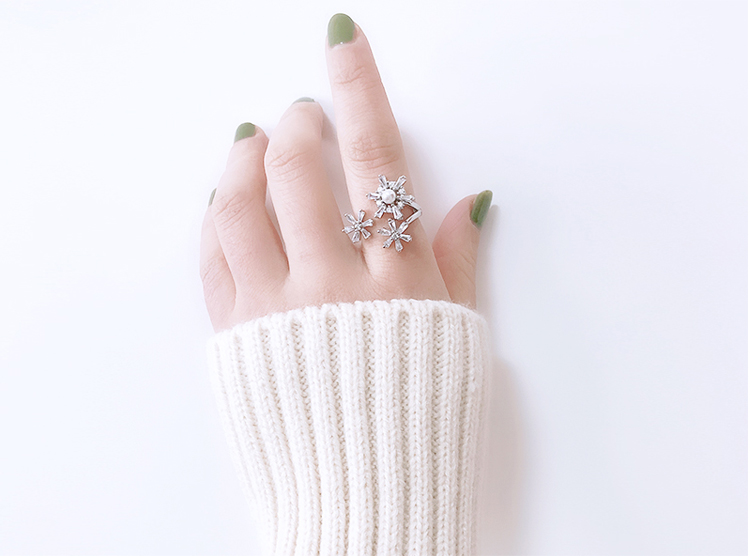 模特兒配戴展示: 優雅珍珠雪花鑲鑽開口戒指
