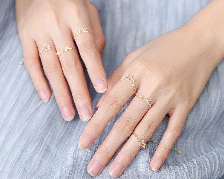 模特兒配戴展示: 時尚個性十二星座鑲鑽戒指鍊