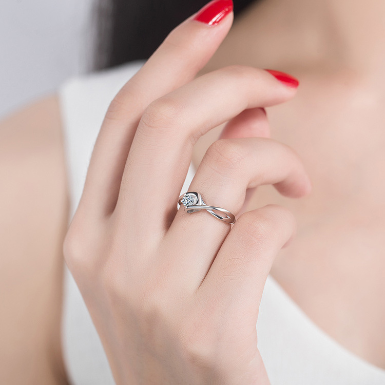 模特兒配戴展示: 扭轉愛情單鑽開口戒指(4mm)