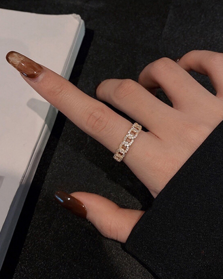 典雅麻花鑲鑽開口戒指 模特兒展示