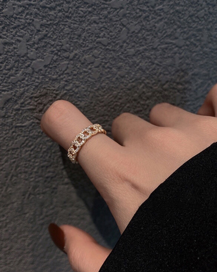 典雅麻花鑲鑽開口戒指 模特兒展示