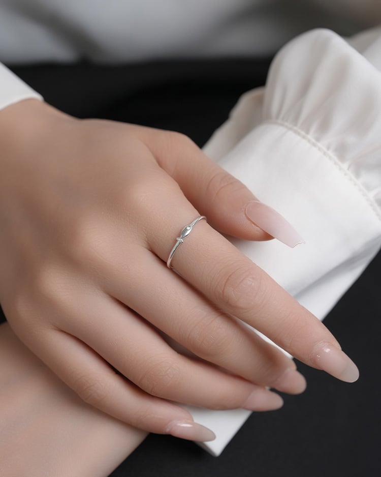 簡約小魚開口戒指[純銀] 模特兒展示