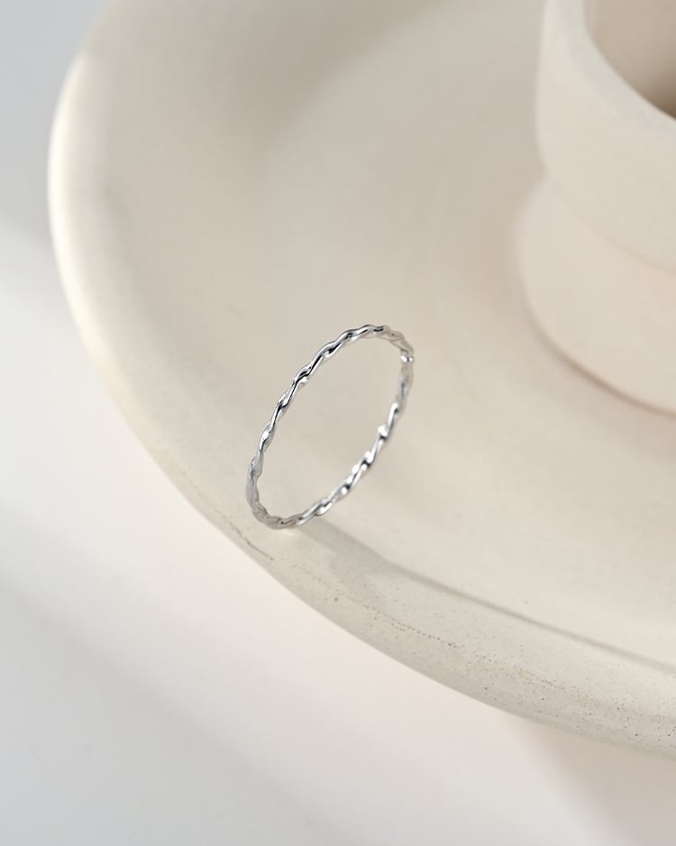 冷光扭紋開口戒指[純銀] 場景展示