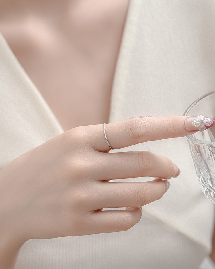 冷光扭紋開口戒指[純銀] 模特兒展示