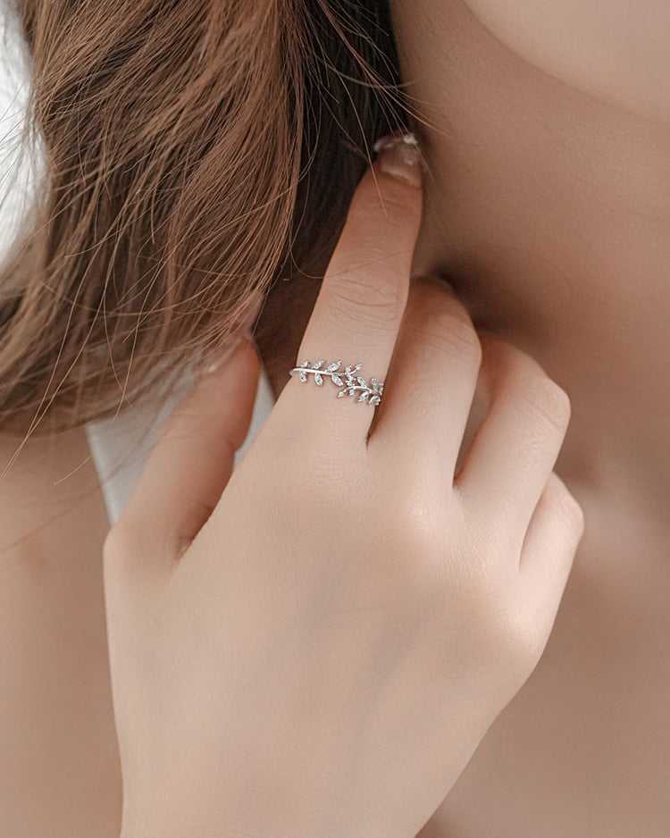 繁葉纏繞開口戒指[純銀] 模特兒展示