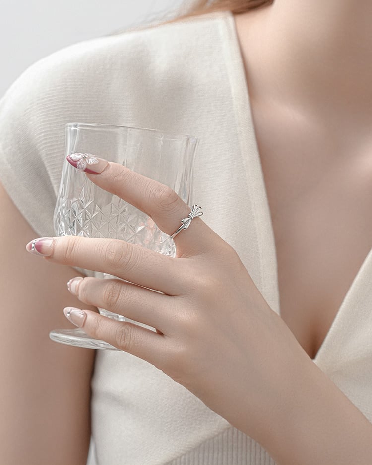 可愛蝴結開口戒指[純銀] 模特兒展示