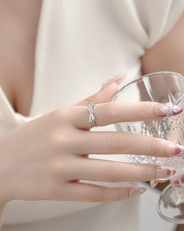 可愛蝴結開口戒指[純銀] 模特兒展示