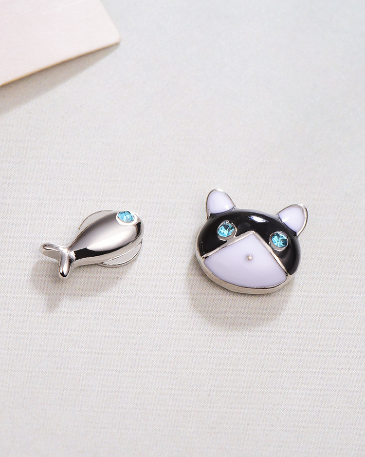 貓與小魚不對稱 無耳洞黏貼式耳環 場景展示