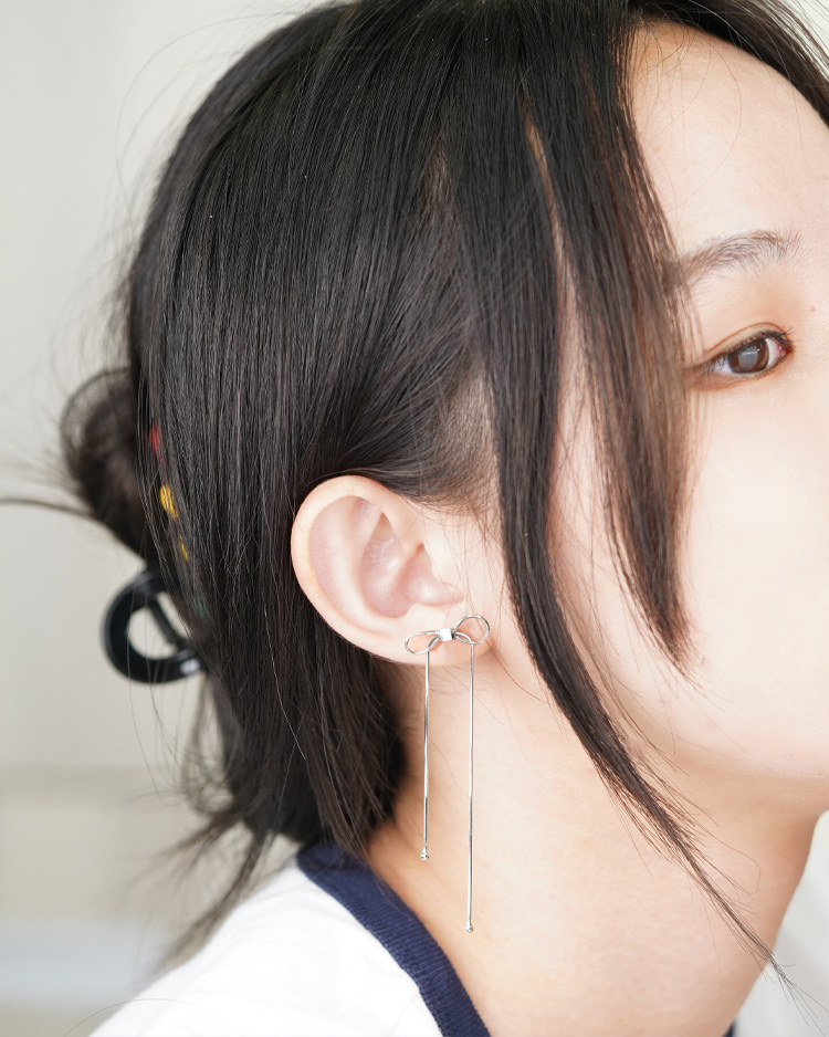銀色蝴蝶結流蘇 無耳洞黏貼式耳環 模特兒展示