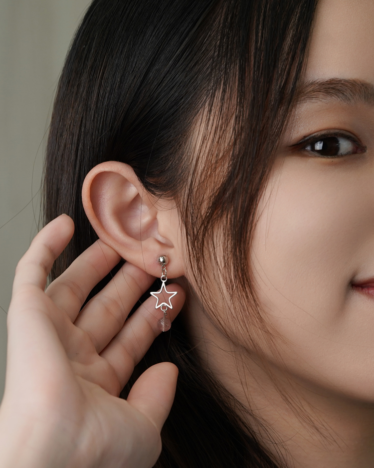 星星草莓晶  無耳洞黏貼式耳環 模特兒展示