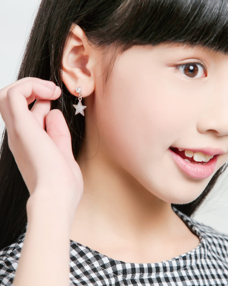 日系魔幻童趣星星月亮 耳針/無耳洞黏貼式耳環 模特兒展示