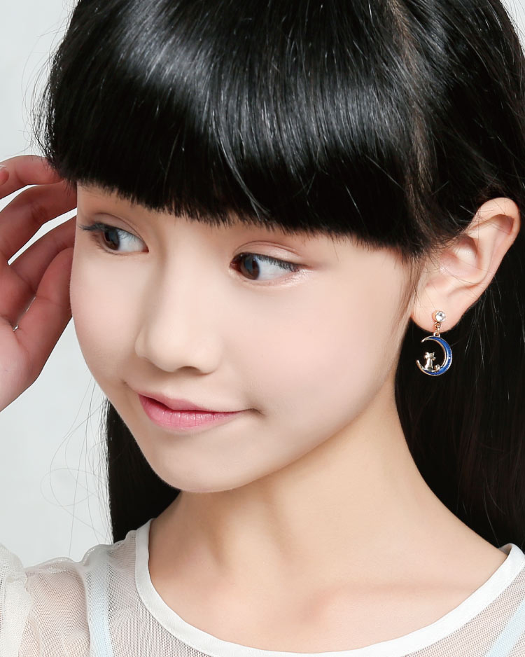 日系夢幻月亮小貓咪 耳針/無耳洞黏貼式耳環 模特兒展示