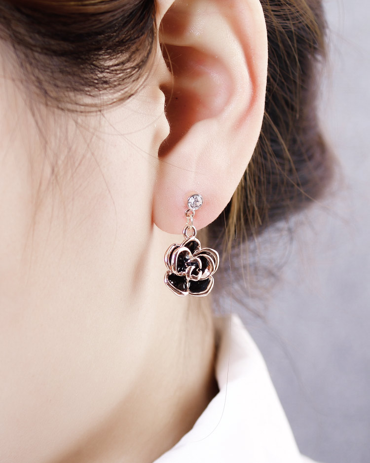 典雅鍍金黑玫瑰 耳針/無耳洞黏貼式耳環 模特兒展示