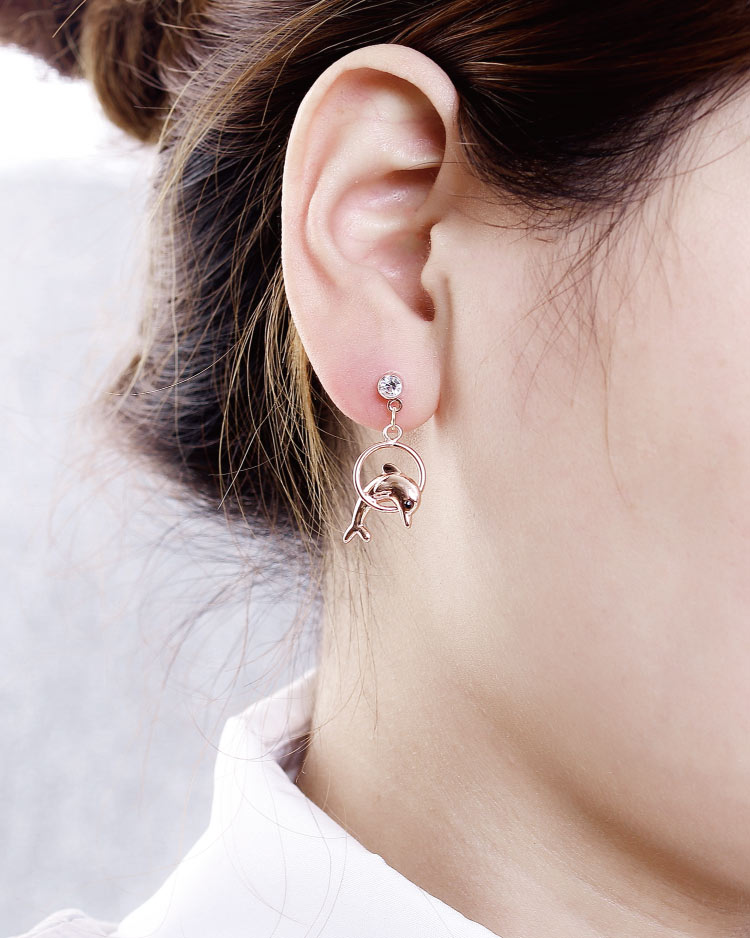 可愛鍍金小海豚 耳針/無耳洞黏貼式耳環 模特兒展示