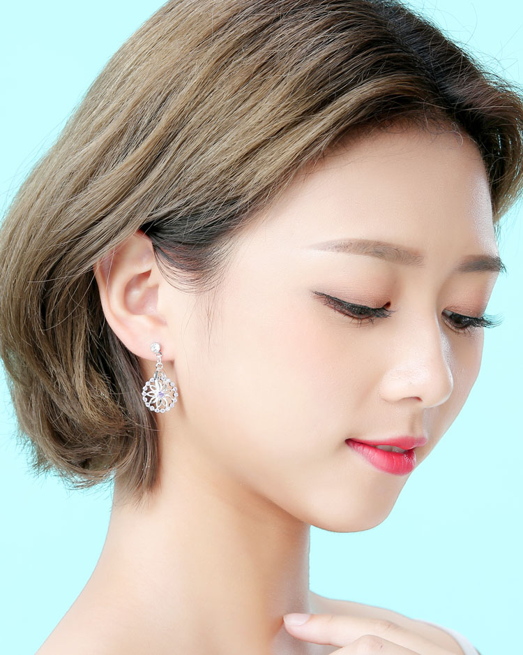 氣質簍空鑲鑽花卉 耳針/無耳洞黏貼式耳環 模特兒展示