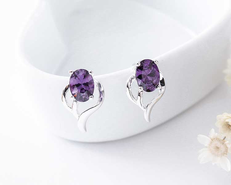 璀璨愛情銀光紫鑽黏式耳環，桌上展示。