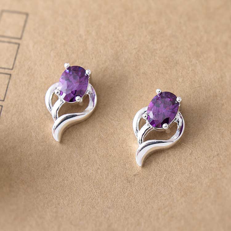璀璨愛情銀光紫鑽黏式耳環，桌上展示。