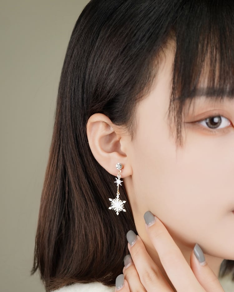 不對稱雪花夜貓 耳針/無耳洞黏貼式耳環 耳針/無耳洞黏貼式耳環 模特兒展示