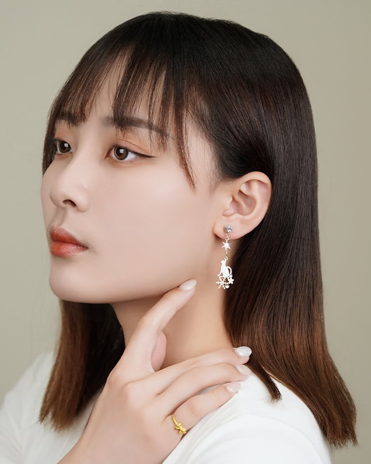 不對稱雪花夜貓 耳針/無耳洞黏貼式耳環 耳針/無耳洞黏貼式耳環 模特兒展示