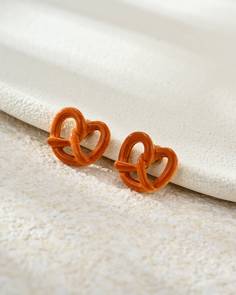 剛出爐的蝴蝶餅麵包 耳針/無耳洞黏貼式耳環 場景展示